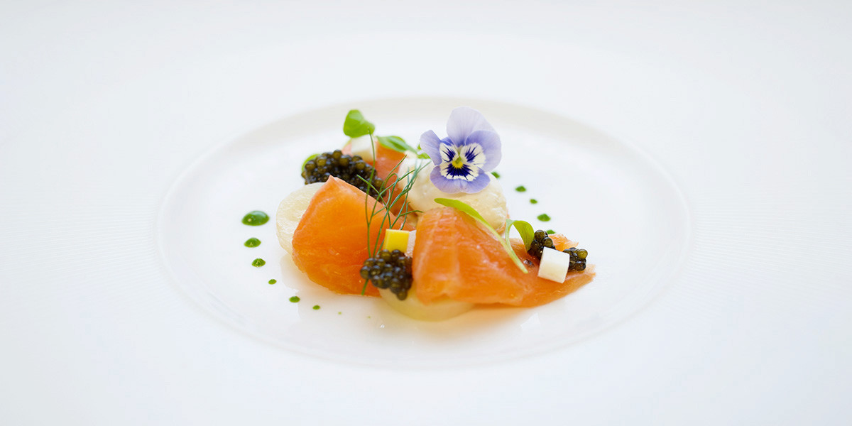 Le-palme-dOr-Salmon--caviar-papas