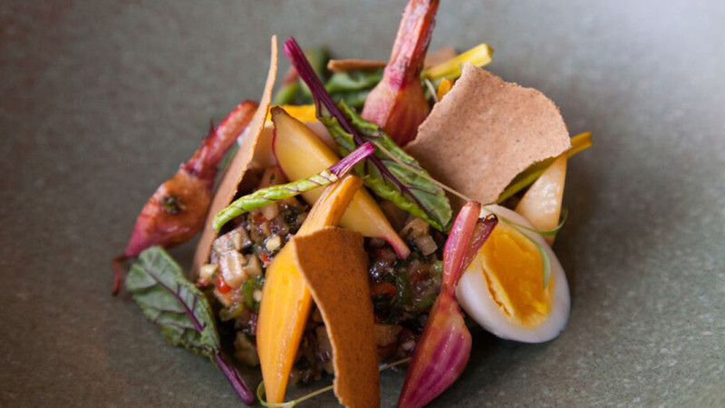 ENSALADA-DE-PLÁTANO-VERDE-CON-HUEVO-DE-CODORNIZ