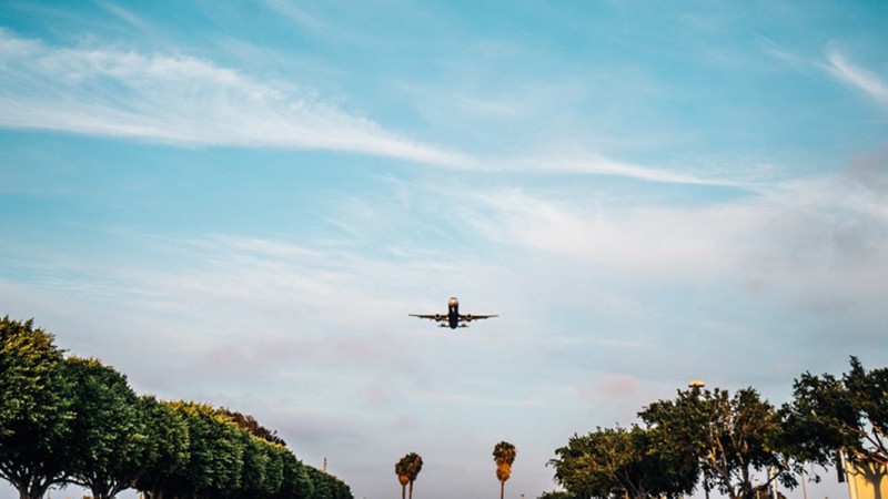 flying-airplane-plane-landing-large-1