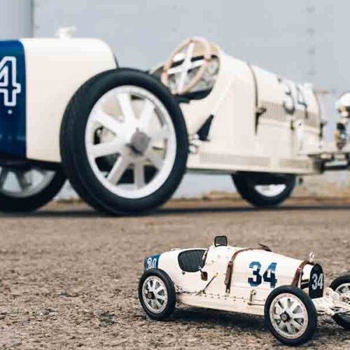 Bugatti Baby II en escala y su modelo miniatura￼