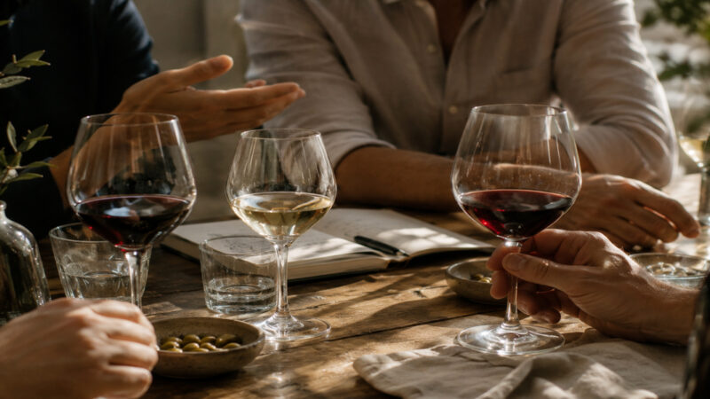 copas de vinos entre amigos