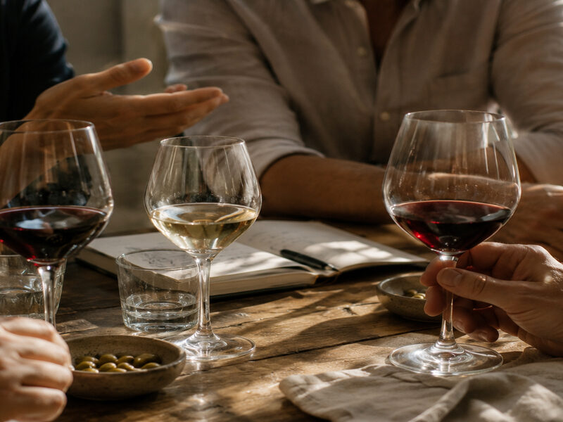copas de vinos entre amigos